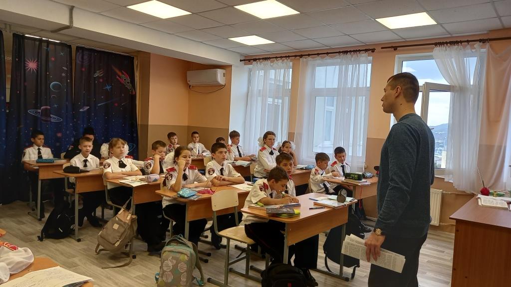 Cтарший научный сотрудник Массандровского дворца Александра III прочел лекцию «Театр в жизни императорской семьи» в МБОУ «Ялтинская средняя школа № 11»