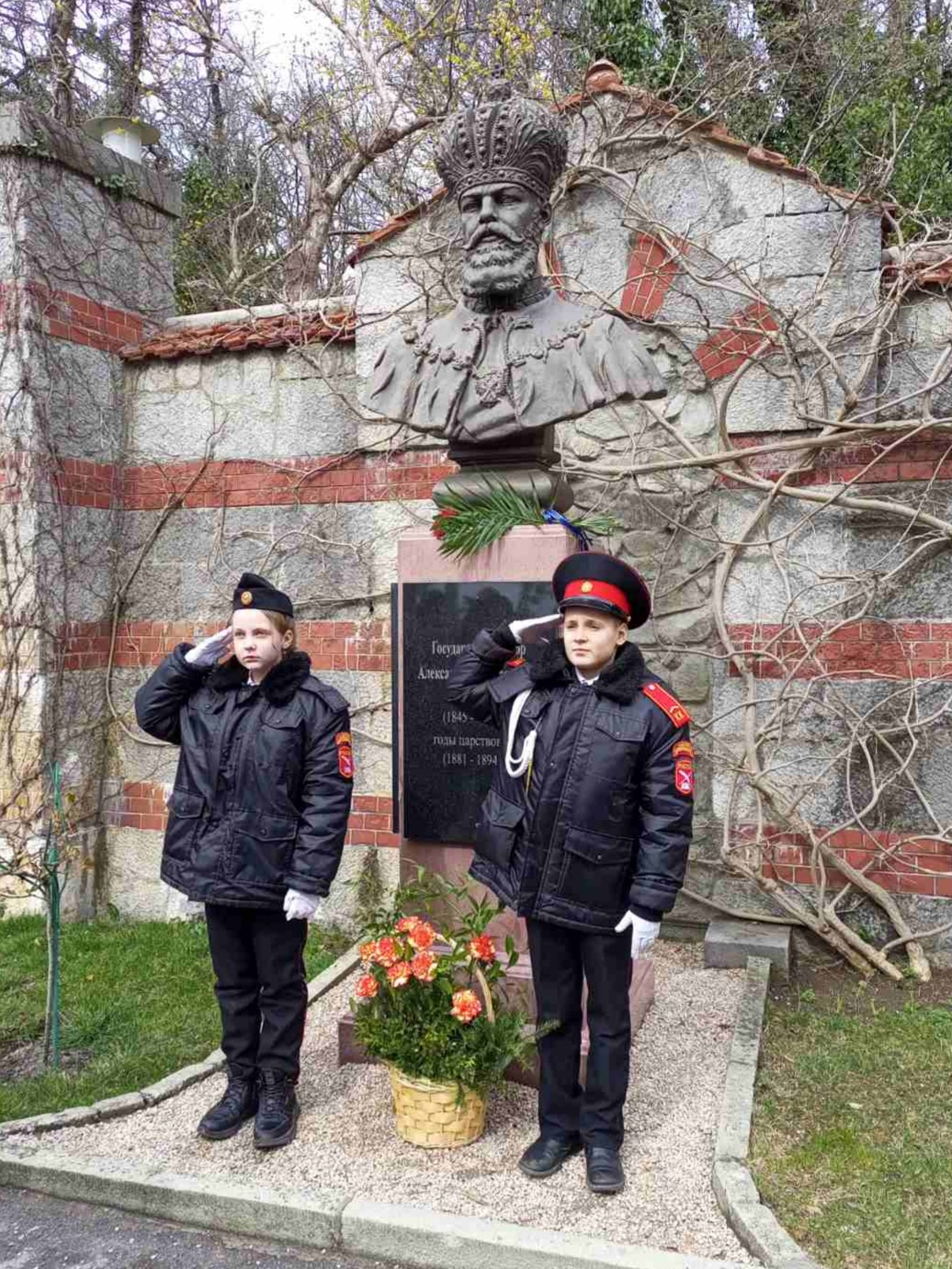 Read more about the article В Массандровском дворце прошло торжественное возложение цветов к памятнику императора Александра III, посвящённое 178-й годовщине со Дня рождения Государя.