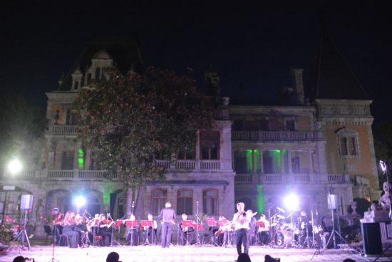 На придворцовой территории дворца-музея Александра III в Массандре состоялся концерт «Чарующие звуки» из цикла мероприятий «В Массандровском дворце чарующее музыки звучанье»